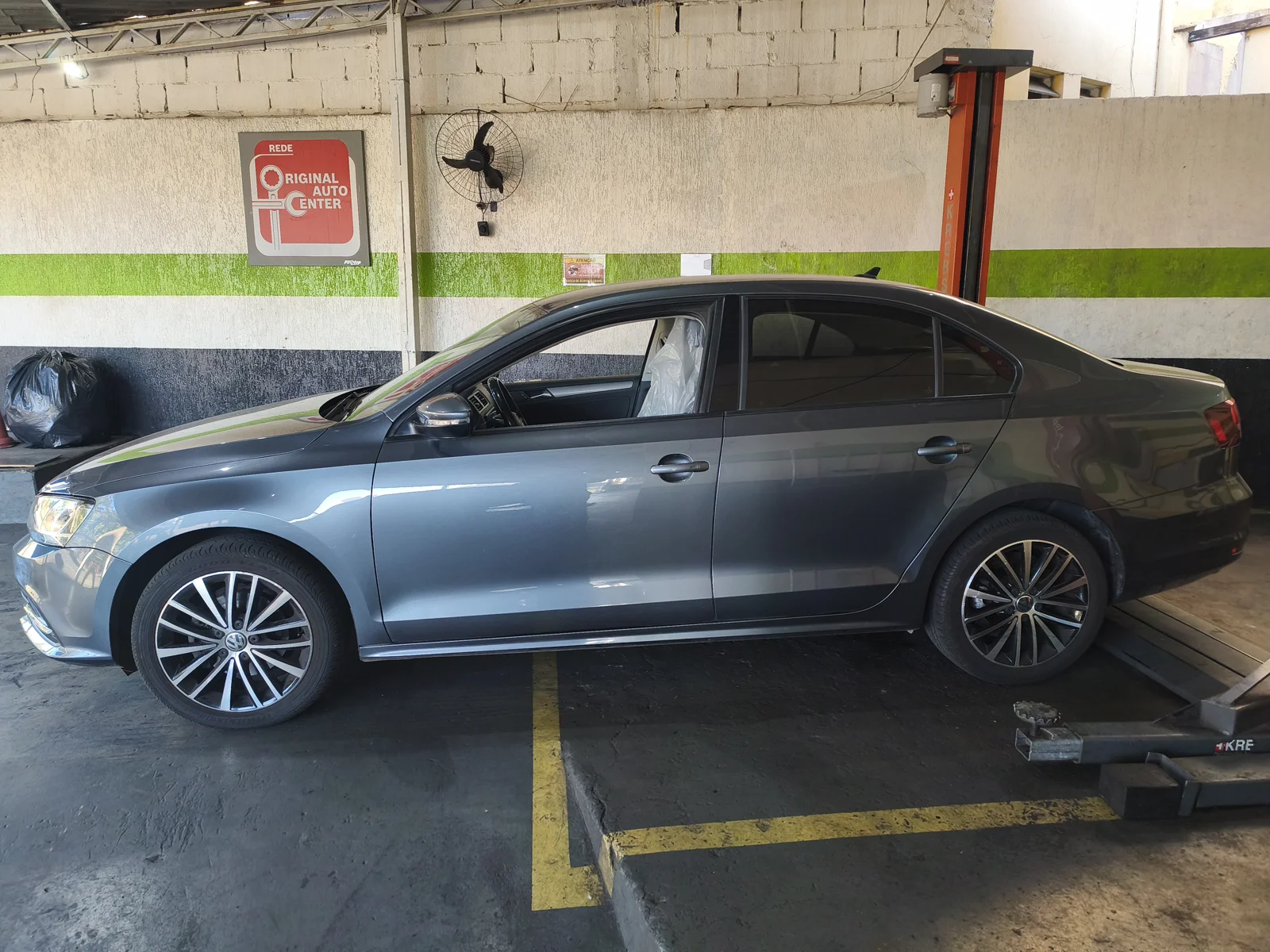 Sedã Volkswagen na área de atendimento da oficina